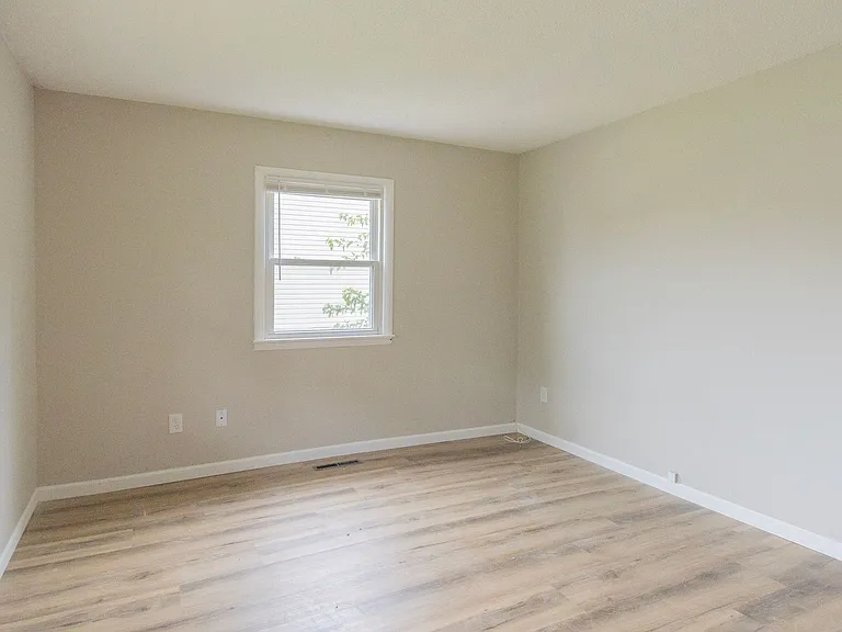 3711 Weymeyer Dr — Photo 6