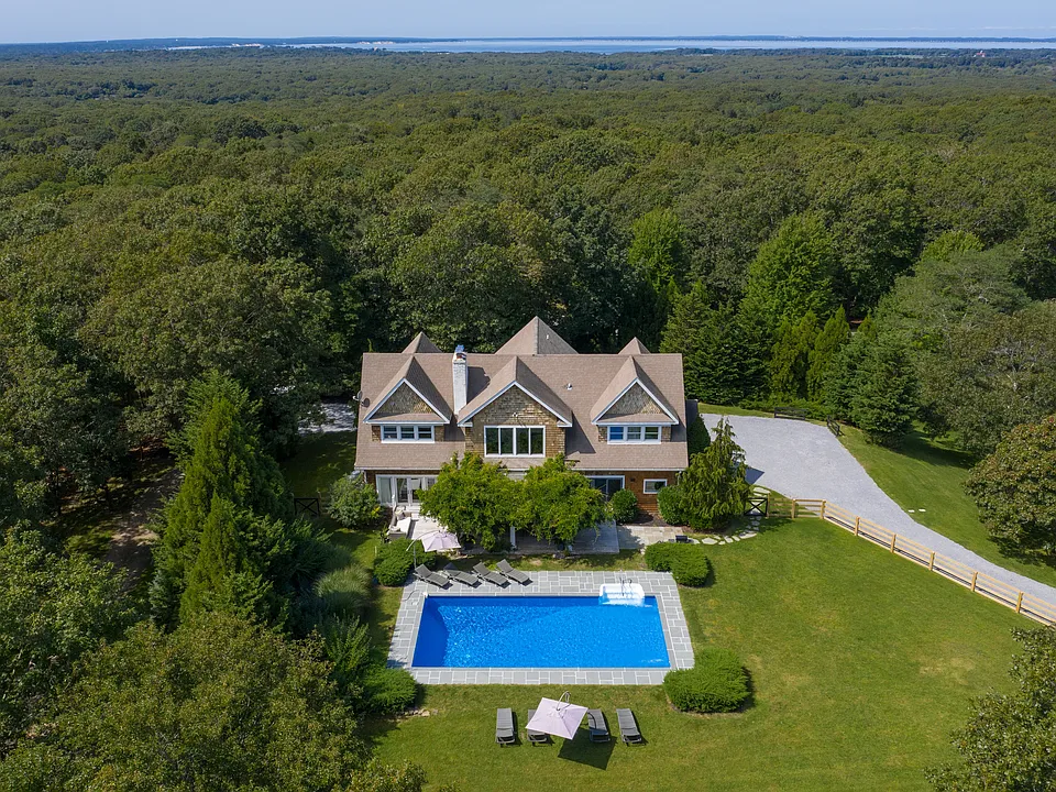 85 Edge Of Woods Rd
