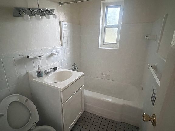 5th image of 830 Howard Ave #25B
