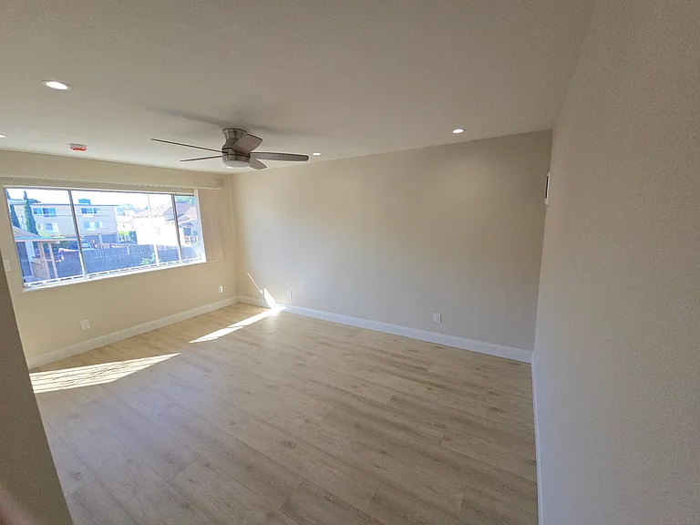 730 E 17th St #7 — Photo 30