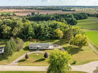 8519 E Valley View Dr, Stillman Valley, IL 61084