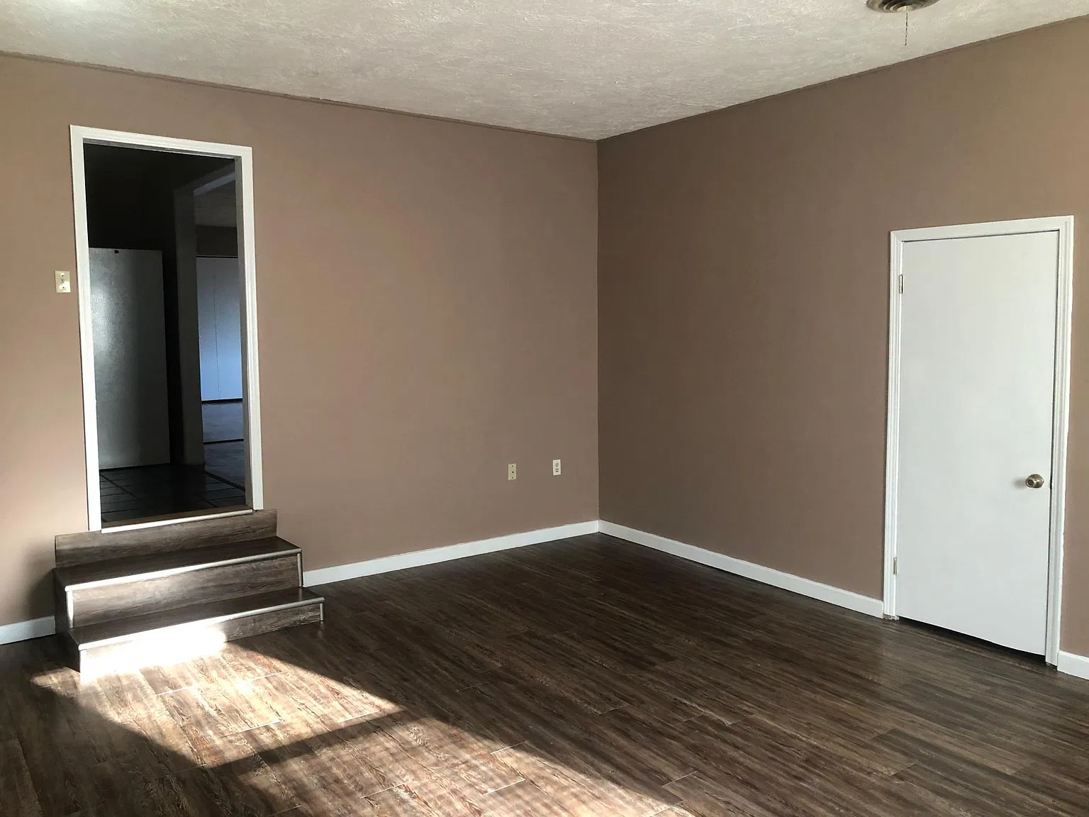 601 E K Pl — Photo 2