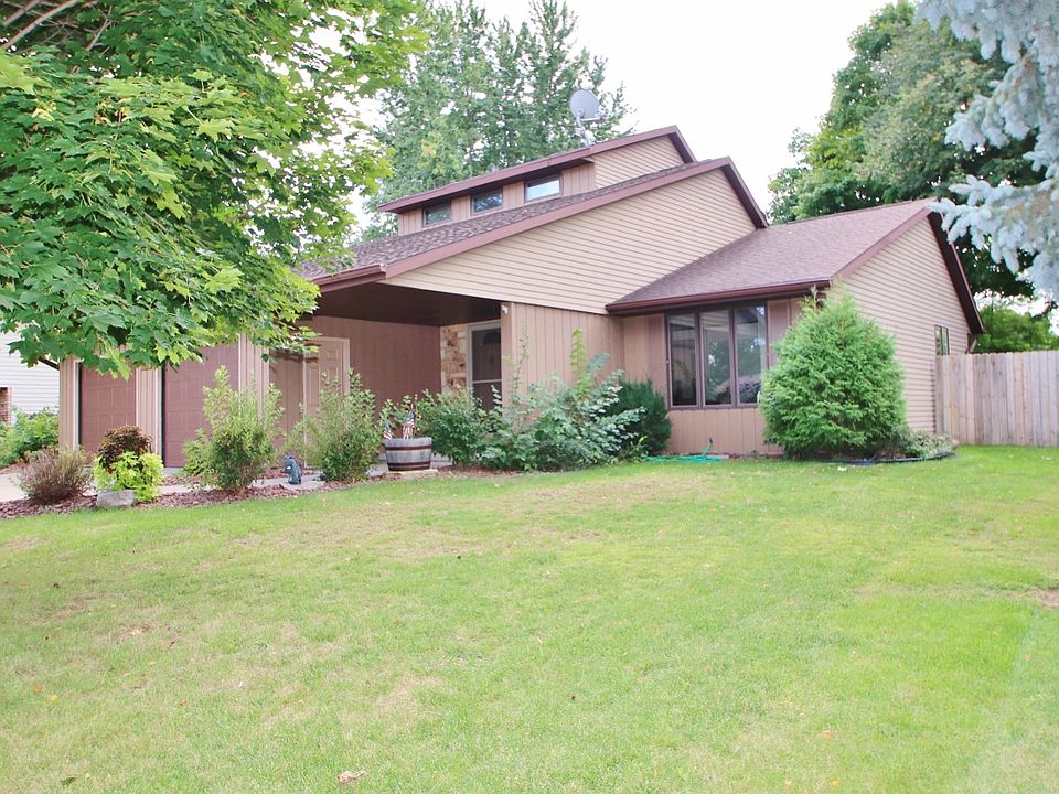 1353 Lindale in Ashwaubenon