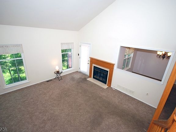 5th image of 34 Delaware Ln