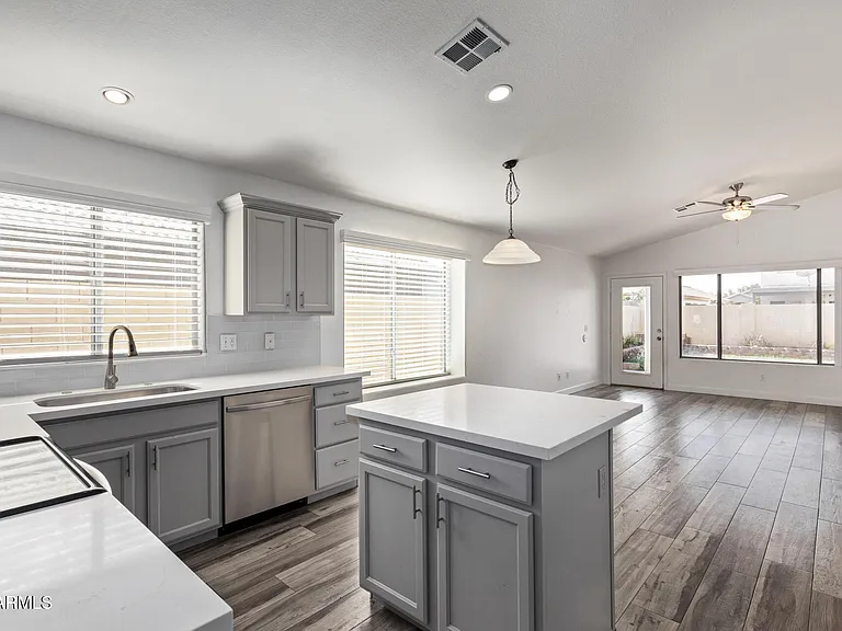 1077 W Laurel Ave — Photo 8