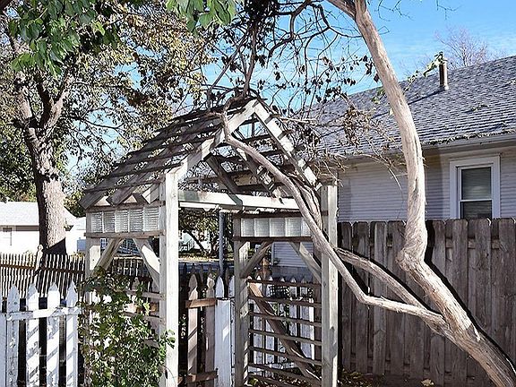 5th image of 5103 Greenwood St