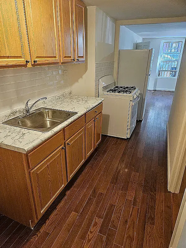 77 Huron Street — Photo 3