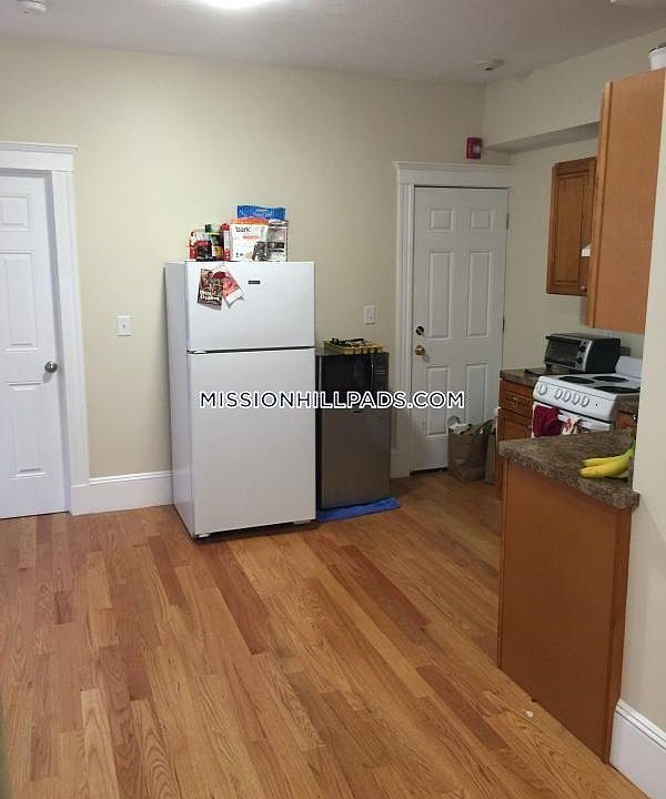 2nd image of 887 Huntington Ave #3RR