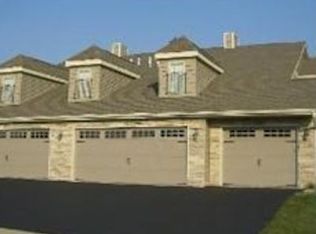 960 Buckingham Ln, Sycamore, IL 60178