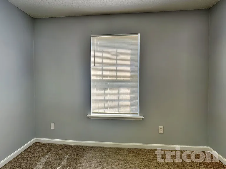 245 Longview Dr — Photo 10