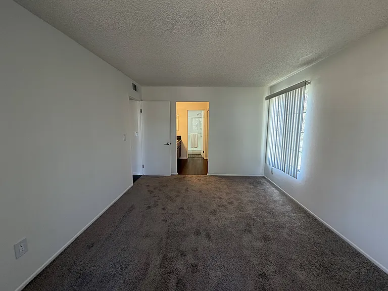 Versailles on the Lake Apartments — Photo 120