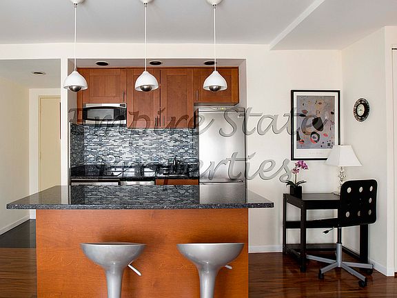 4th image of 150 W 51st St APT 1630