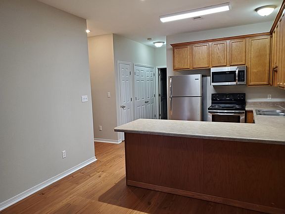 2nd image of 2508 Gladiolus St #A