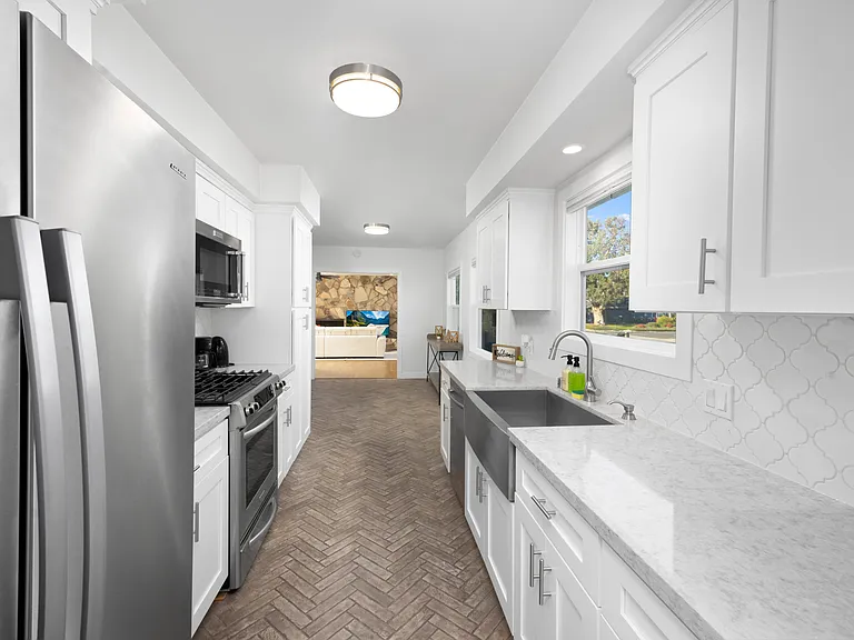 18132 Rainier Dr — Photo 12