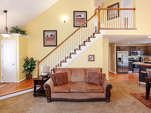 Living room, vaulted ceilin