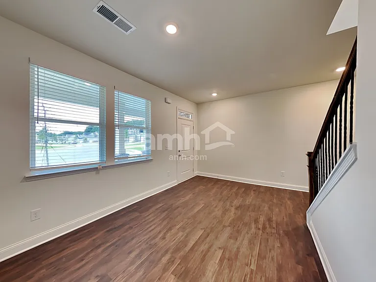 719 Carnaby Ln — Photo 8