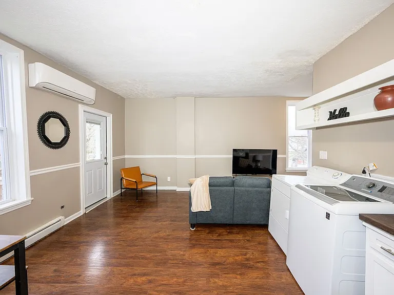 211 E Main St #B — Photo 10