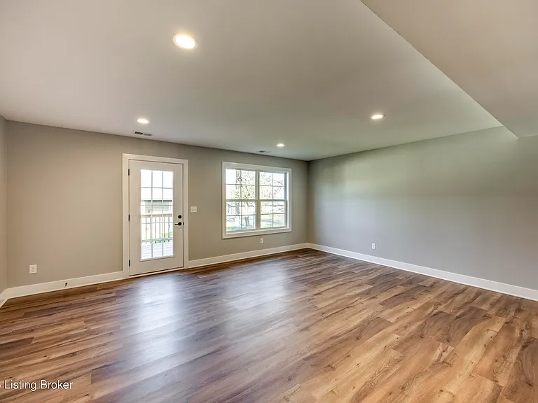 114 N Elm Grove Ave — Photo 19