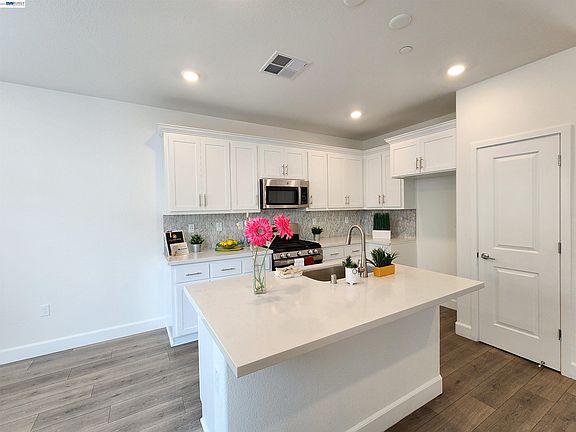 3rd image of 417 Mystic Ln