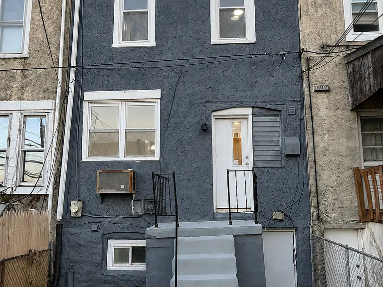 2557 Shields St — Photo 18
