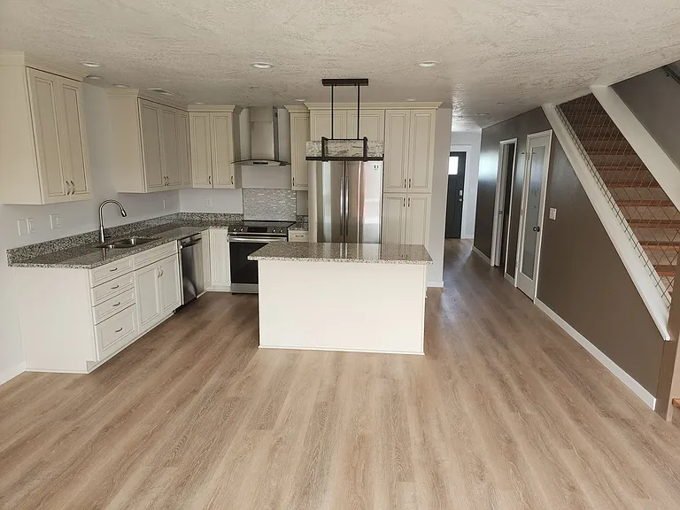 930 E St — Photo 2
