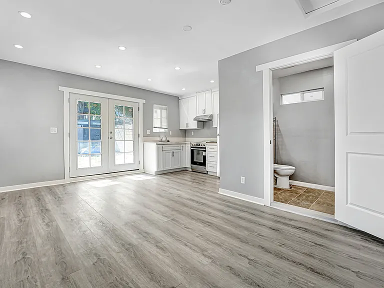 1823 S Van Ness Ave — Photo 4