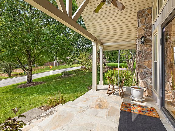 3rd image of 5507 Twin Oaks Dr