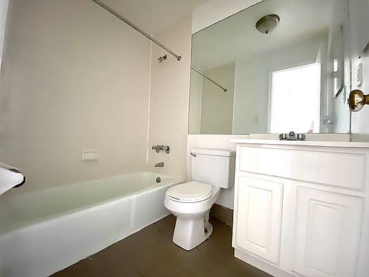 2nd image of 117 15th St #B4