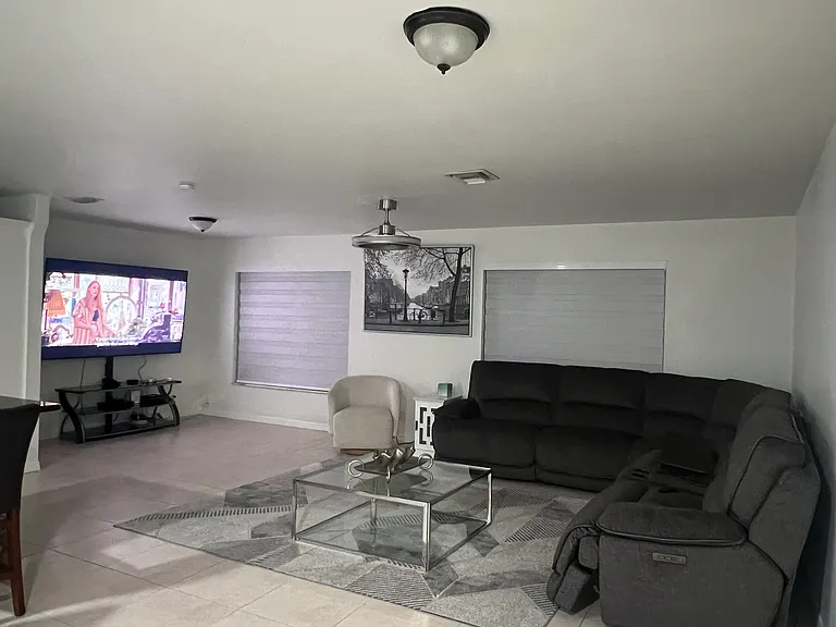 1010 Hollywood Blvd — Photo 2