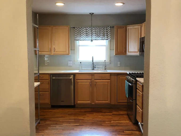 4725 Catalina St — Photo 6