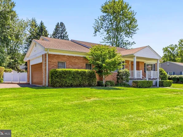 17 Brophy Dr, Ewing, NJ 08638
