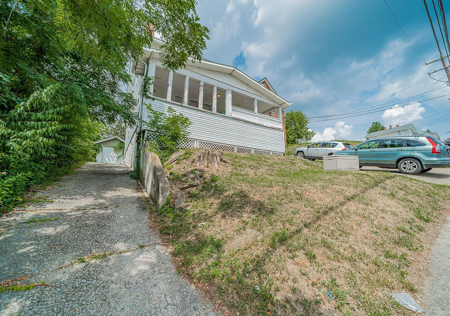 4 Bedroom/ 2 Bathroom House - Downtown - Available 06/02/2027 — Photo 4