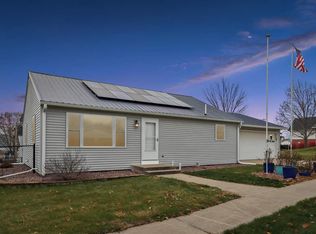 906 4th St, Victor, IA 52347