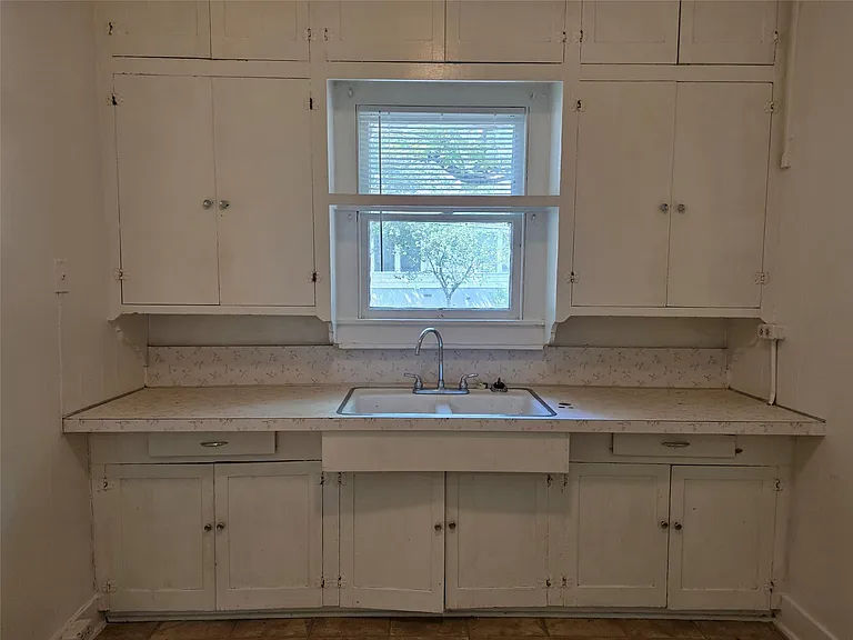 4613 Avenue G — Photo 8