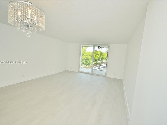 3rd image of 415 SE 11th Ter APT 301