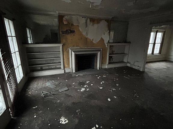 2nd image of 2441 Calvert St