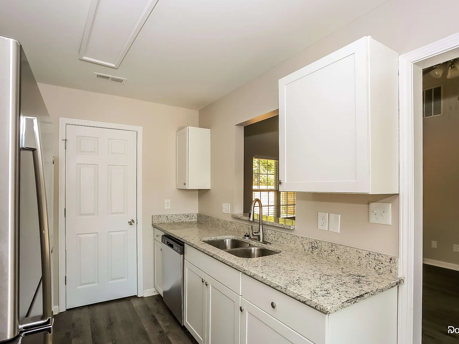 3 bed, 2.0 bath, 1002 sqft, $1,745 — Photo 4