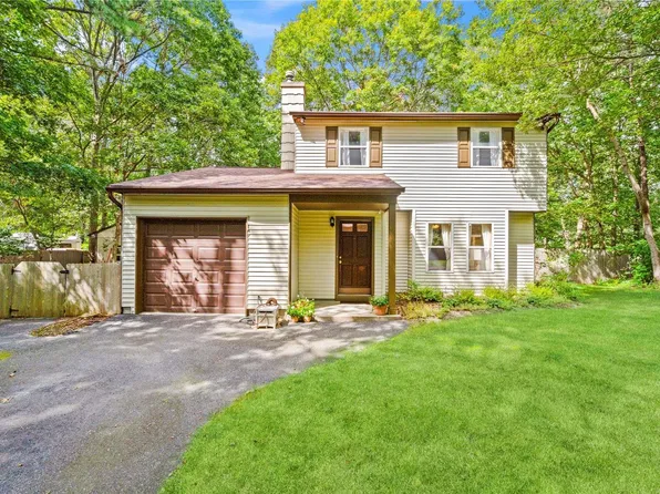 32 Golf Club Circle, Manorville, NY 11949
