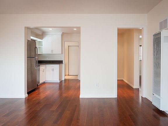 5th image of 914 Emerald St Unit 1/2