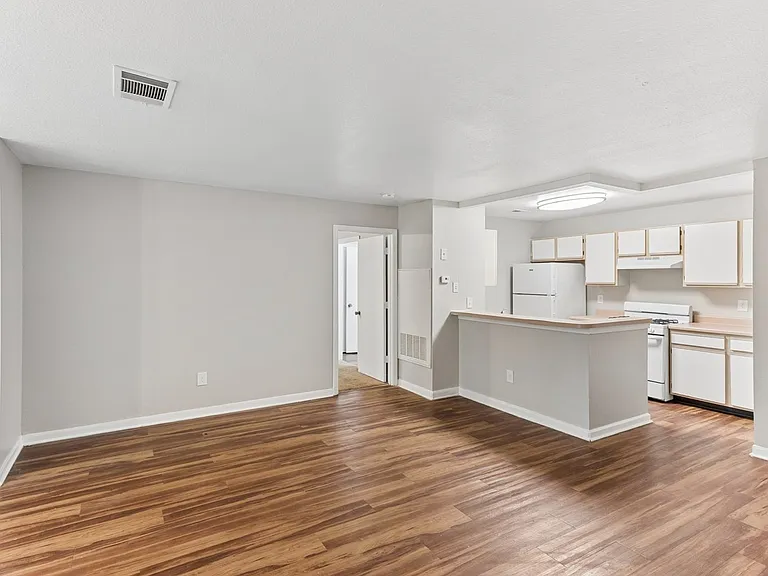 Willow Creek Apartments — Photo 10