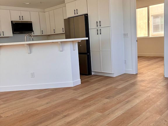 4th image of 649 Chalcedony St