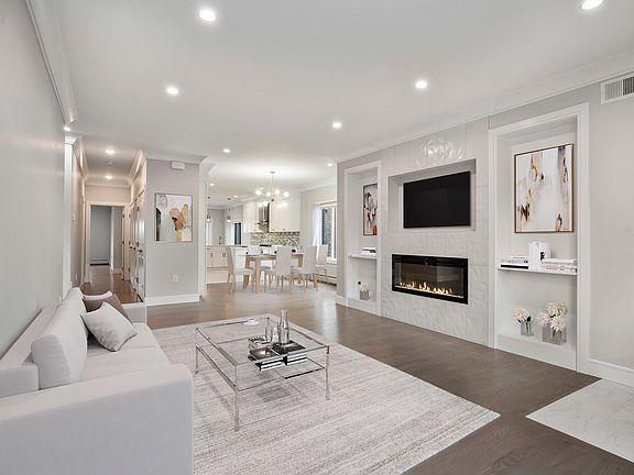 LOTS OF NATURL LIGHTS