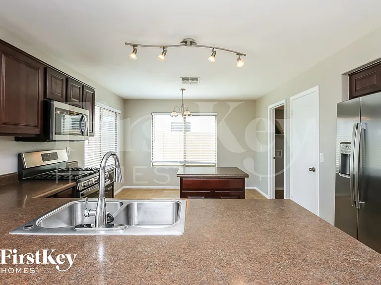 1422 E Penny Ln — Photo 5