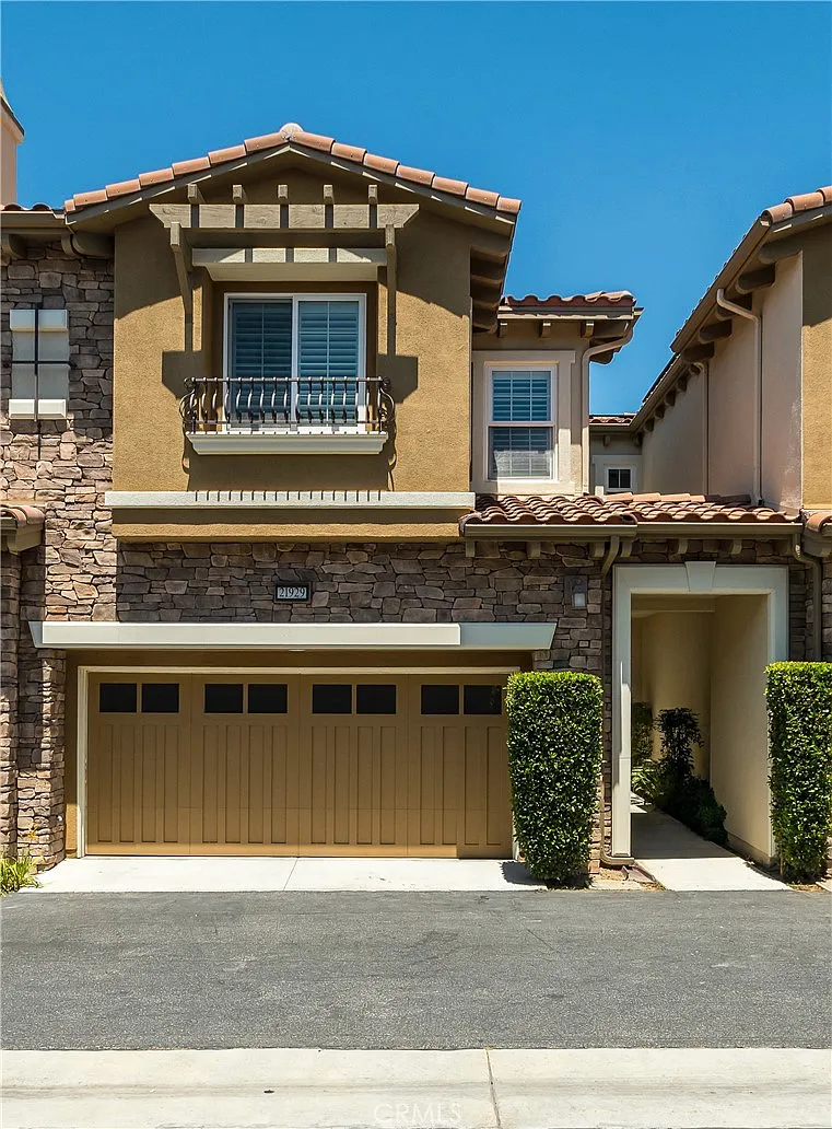 3 bed, 3.5 bath, 1960 sqft, $4,500 — Photo 1