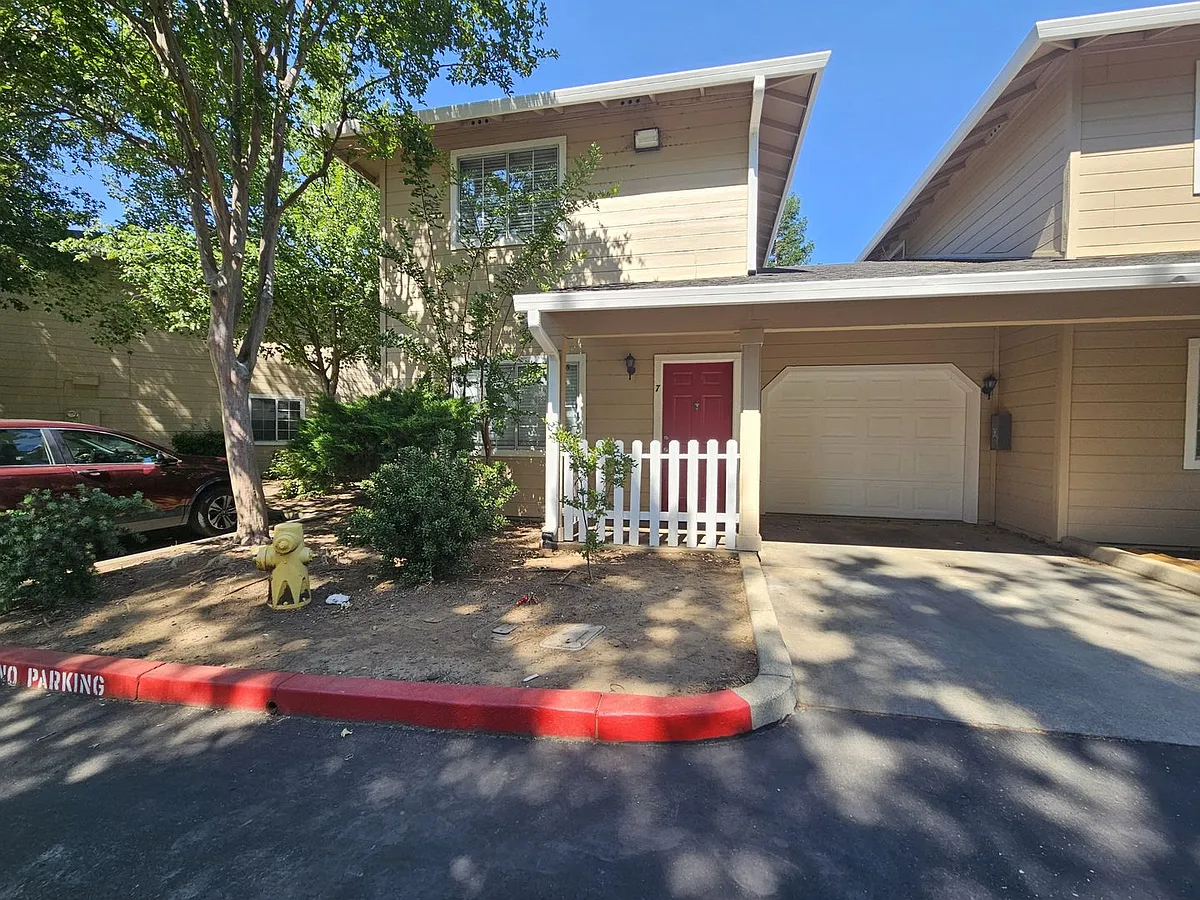 Building Photo - 2055 Amanda Way #7