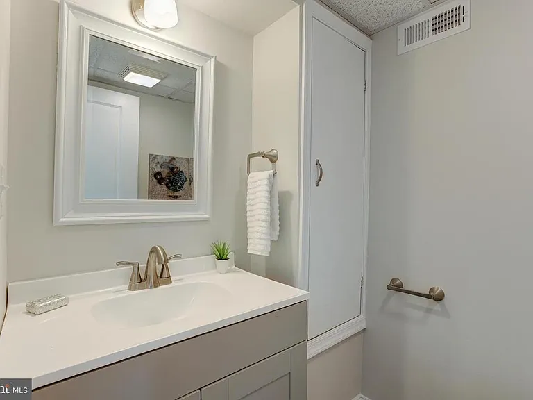 702 Kingston Rd — Photo 31