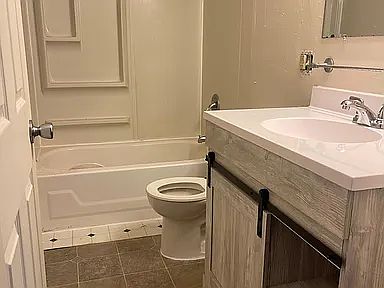 2nd image of 942 Ivy Ave E #942