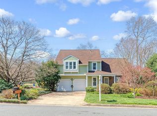 1 Westmoreland Dr, Sterling, VA 20165