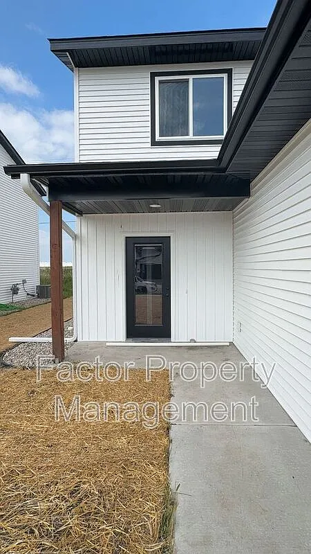 3 bed, 2.5 bath, 1800 sqft, $2,295 — Photo 2