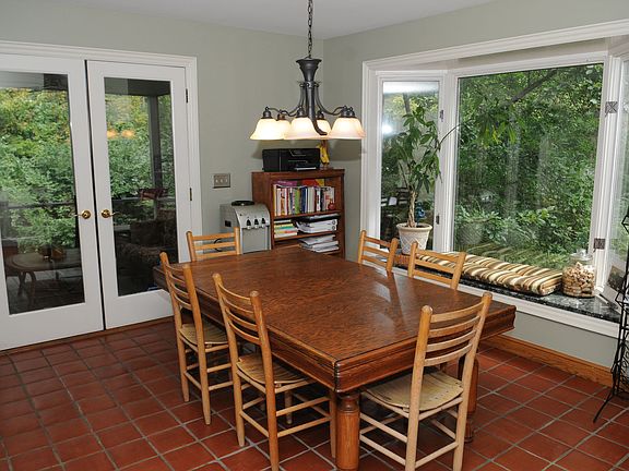 Eat-in area with bay window